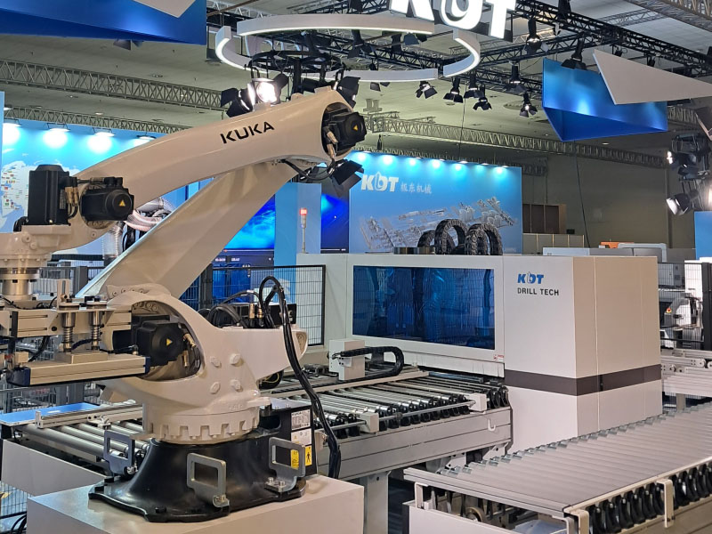 Stánok KDT Machinery na medzinárodnom veľtrhu drevoobrábacích zariadení LIGNA 2025