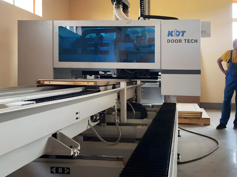 CNC štvorstranná rezačka panelov KHM-550B