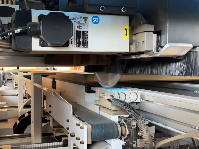 CNC štvorstranná rezačka panelov KHM-550B